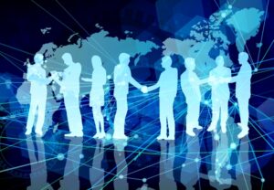 英文契約書と日本語契約書の法体系の違いを象徴する天秤とガベル