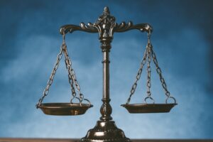 英文契約におけるWarranty（保証）とDisclaimer（免責）の権利義務のバランスを示す天秤のイメージ